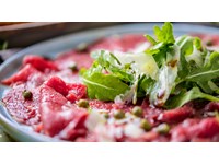 Carpaccio de bœuf aux copeaux de parmesan et huile de truffes